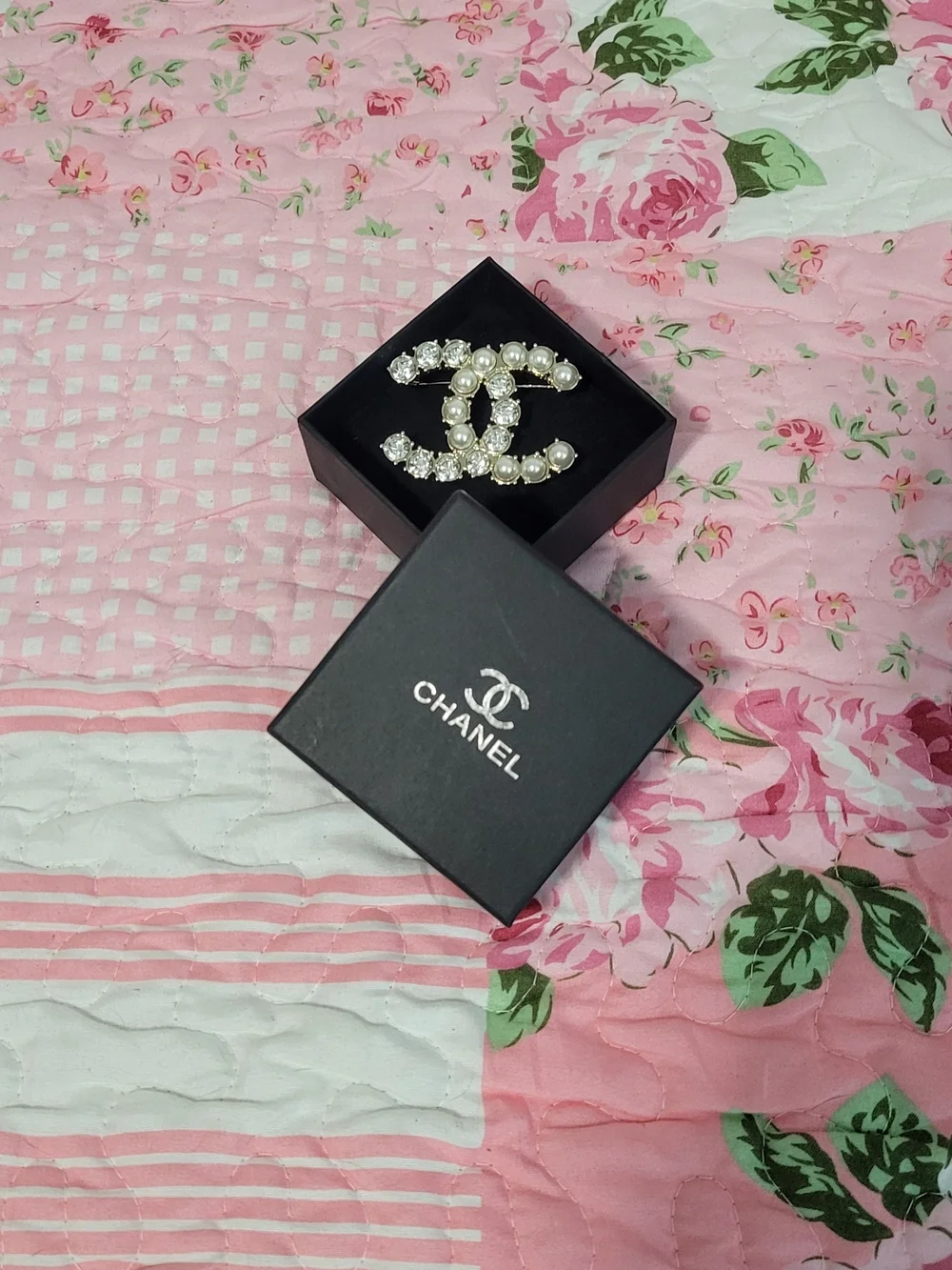 CHANEL Gold-Tone Interlocking CC Brooch with Pearls and Crystals
